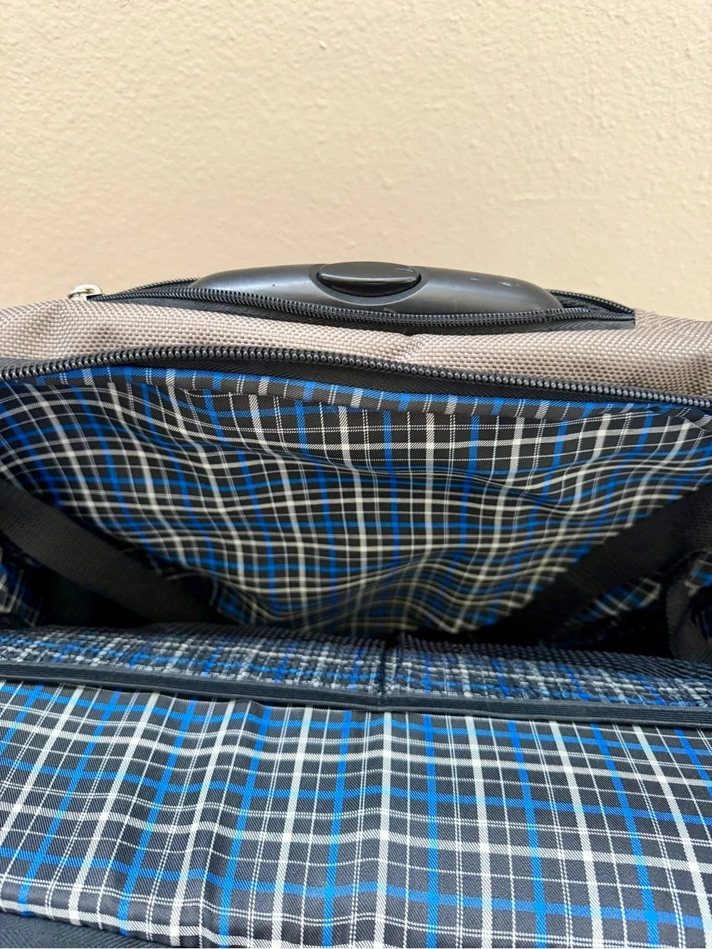 London Fog Rolling Laptop Bag
